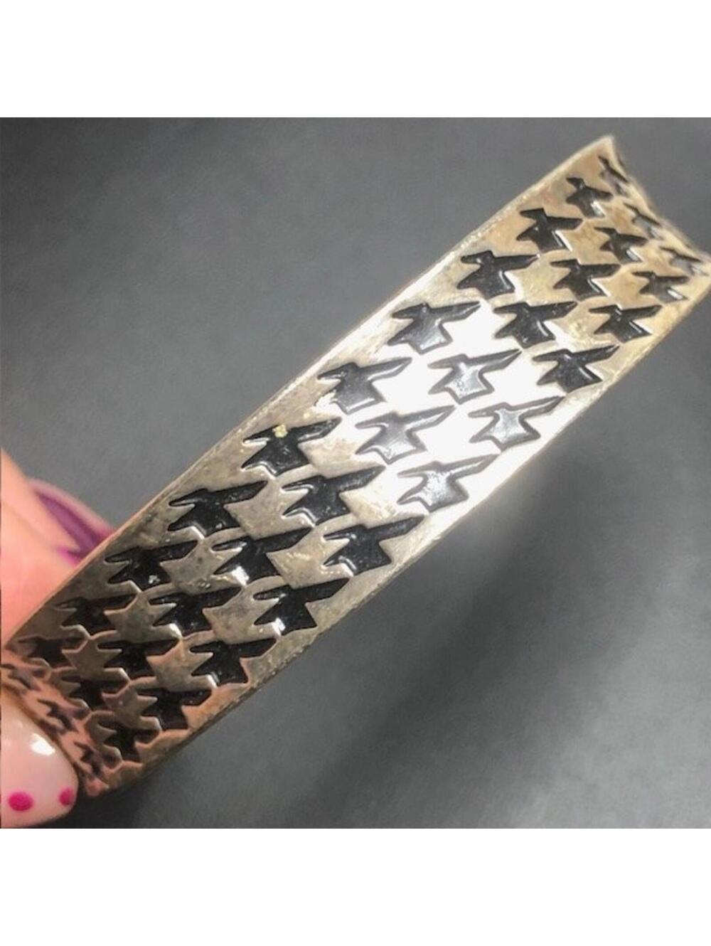 8421 Premier Designs 3/4" Wide Bangle Bracelet Houndstooth silvertone 8"